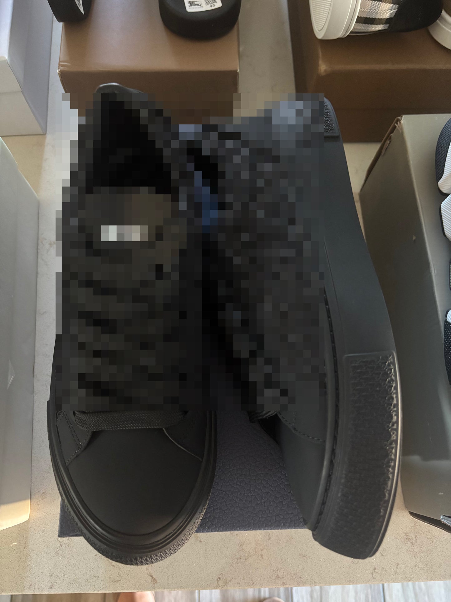 DR-EMBROIDERED SNEAKER